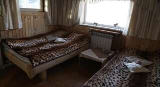 Гостиница Никола Отель Листвянка Двухместный номер с 2 отдельными кроватями и общей ванной комнатой-1