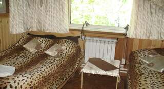 Гостиница Никола Отель Листвянка Двухместный номер с 2 отдельными кроватями и общей ванной комнатой-10